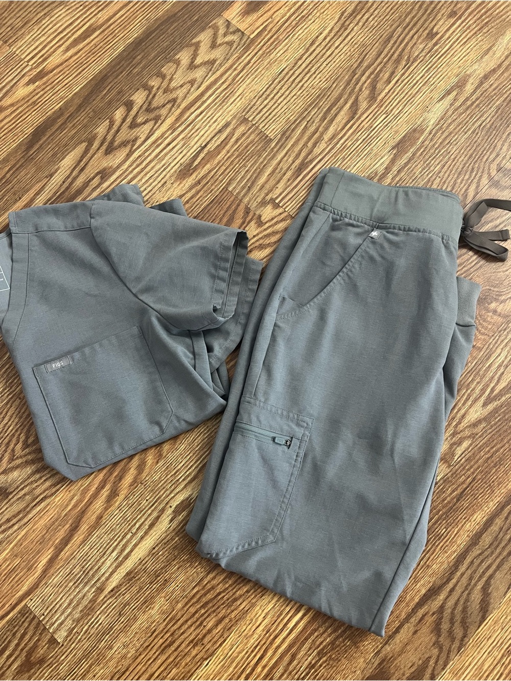Figs gray scrub set size small